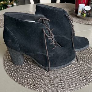 Women black boots.